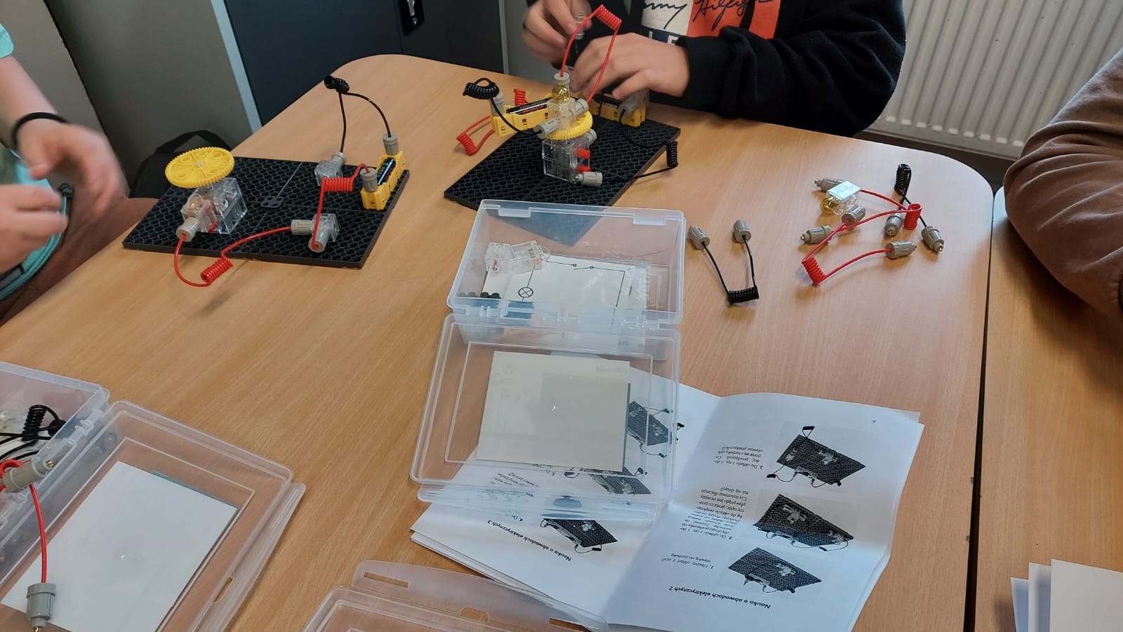 Dzieci składają obwody elektryczne